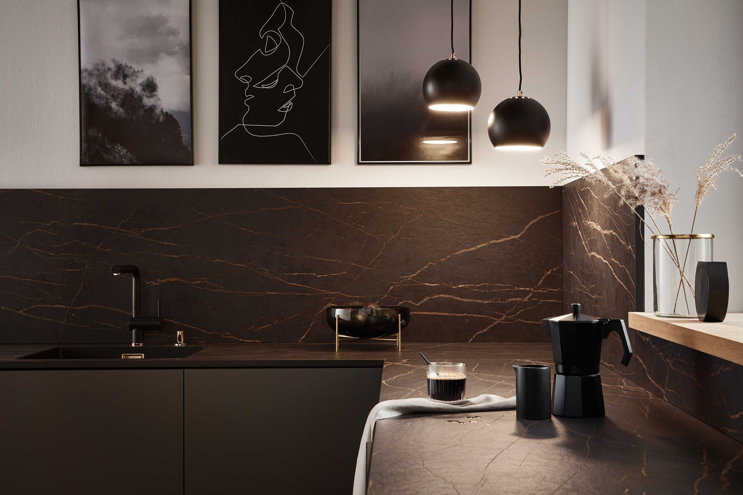 Arbeitsplatte und Küchenrückwand aus Dekton schwarzer Marmor gold - Laurent